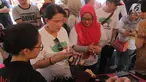 Deputi Bidang Pengawas Obat Tradisional Suplemen Kesehatan dan Kosmetik BPOM Mayagustina Andarini menghadiri kampanye Cerdas Memilih dan Menggunakan Kosmetik Aman dan Bermutu di Pusat Grosir Asemka, Jakarta, Sabtu (24/11). (Liputan6.com/Herman Zakharia)