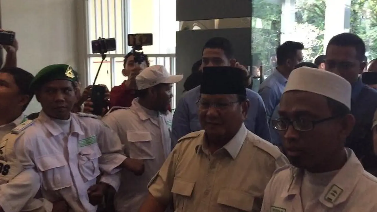 Capres nomor urut 02 Prabowo Subianto menghadiri acara Ijtimak Ulama III di Sentul, Bogor. (Merdeka/Muhammad Genantan Saputra)