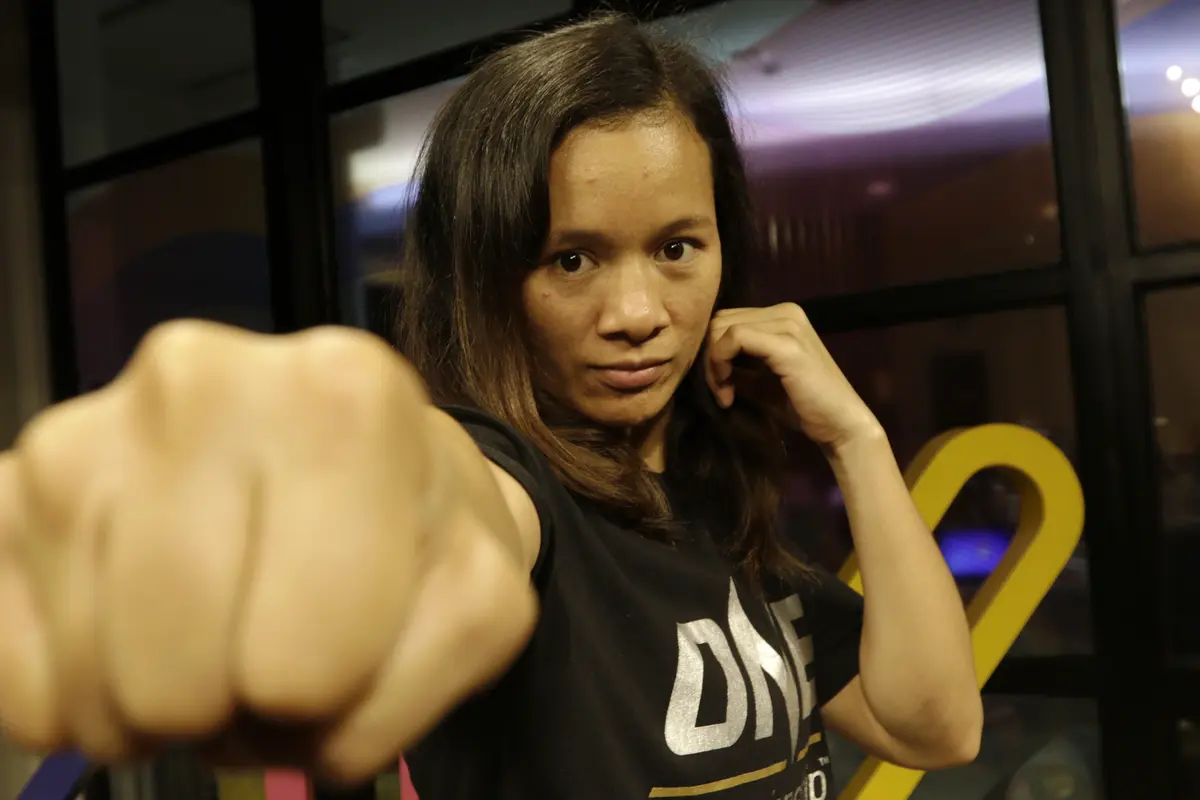 Petarung MMA, Priscilla Lumban Gaol, berpose. (Bola.com/Yoppy Renato)