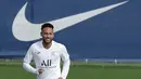 Ekspresi pemain Paris Saint Germain Neymar saat sesi latihan di Camp des Loges, Saint-Germain-en-Laye, Prancis, Selasa (17/9/2019). PSG akan menjamu Real Madrid pada matchday 1 Grup A Liga Champions. (GEOFFROY VAN DER HASSELT/AFP)