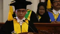 Universitas Sebelas Maret (UNS) Surakara mengukuhkan Ketua Dewan Komisioner OJK menjadi guru besar, Senin (26/8).(Liputan6.com/Fajar Abrori)