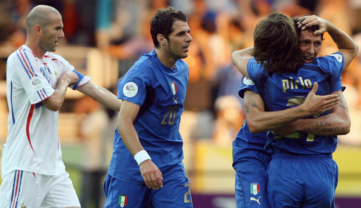 Gelandang Italia, Andrea Pirlo, merayakan gol Marco Materazzi ke gawang Prancis pada laga final Piala Dunia di Stadion Olympic, Berlin, Minggu (9/72006). Pada turnamen ini Pirlo berhasil mengantar Italia juara. (AFP/Patrick Hertzog)