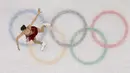 Aksi Alexia Paganini dari Swiss saat menari dalam kejuaraan figure skating wanita gaya bebas pada Olimpiade Musim Dingin Pyeongchang 2018 di Gangneung Ice Arena di Gangneung (23/2). (AP Photo/Morry Gash)