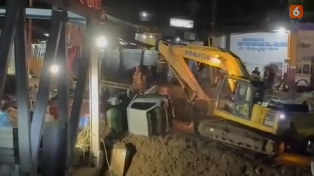 Perbaikan jembatan Cidadap Kabupaten Sukabumi pasca rusak akibat bencana banjir. (Liputan6.com/Fira Syahrin).