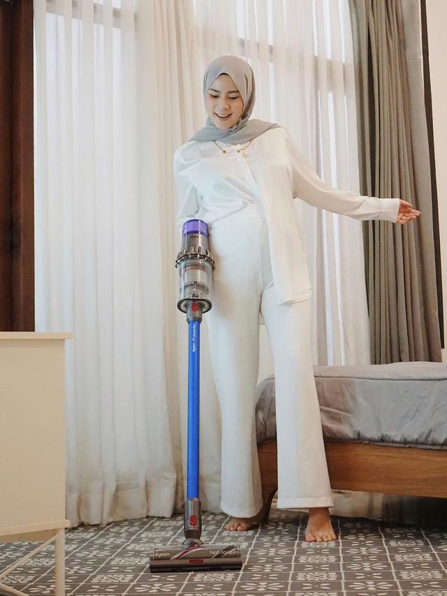 Jelang Lahiran, Ini 6 Potret Cynthia Ramlan Pamer Baby Bump di Kehamilan Ketiga