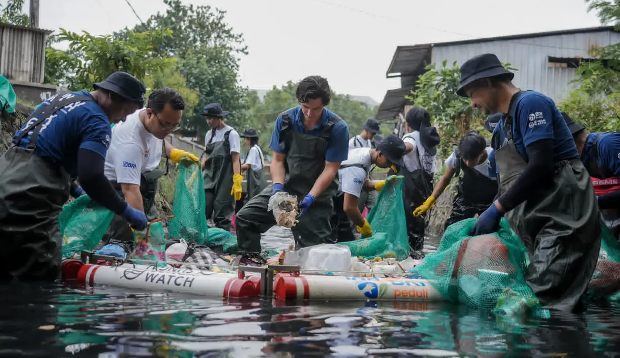 BRI Peduli melaksanakan aktivasi bersih-bersih sungai dan edukasi lingkungan di Tukad Badung yang terletak di Desa Pemogan, Denpasar Selatan, Provinsi Bali.