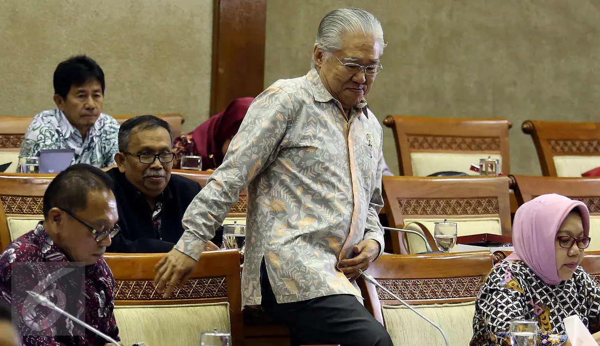 Menteri Perdagangan, Enggartiasto Lukita jelang rapat kerja dengan Komisi VI DPR di Komplek Parlemen, Senayan, Jakarta, Selasa (14/2). Rapat tersebut membahas harga cabe dan daging sapi yang sempat melonjak tinggi. (Liputan6.com/Johan Tallo)