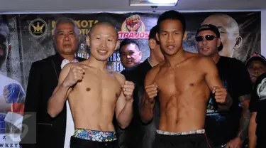 Petinju Indonesia, Daud Yordan (kanan) berpose bersama Yoshitaka Kato usai melakukan timbang badan di Jakarta, Kamis (4/2/2016). Daud akan melawan Yoshitaka Kato dalam laga kelas ringan WBO, Jumat (5/2). (Liputan6.com/Helmi Fithriansyah)