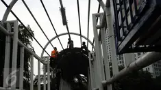 Pekerja melakukan proses perbaikan Jembatan Penyebrangan Orang (JPO) di Jalan Kasblanca, Jakarta, Selasa (22/11). Pemerintah Provinsi DKI Jakarta menargetkan perbaikan JPO tak layak segera rampung. (Liputan6.com/Helmi Fithriansyah)