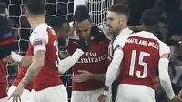 Perayaan gol kedua Aubameyang pada leg kedua,babak 16 besar Liga Europa yang berlangsung di Stadion Emirates, London, Jumat (15/3). Arsenal menang 3-0 atas Rennes. (AFP/Ian Kington)