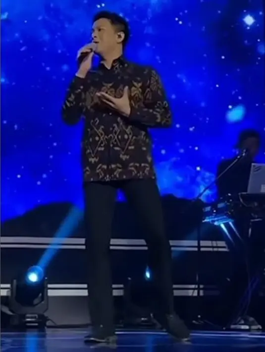 Banyak warganet yang tidak mau kehilangan momen langka ini. Mereka pun banyak merespons dengan komentar: kapan lagi lihat Ariel pakai baju batik begini. Para penggemar dibuat terpukau dan jatuh hati dengan penampilan Ariel memakai batik di atas panggung. (Liputan6.com/IG/@pzrsunrise)