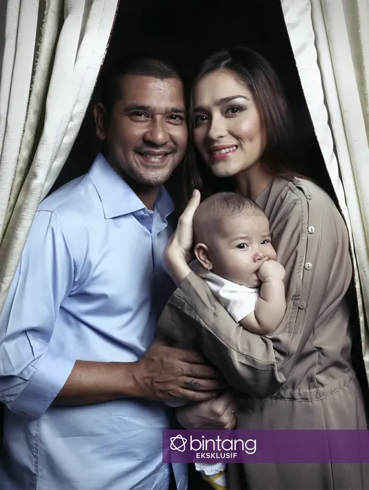 "Dia memang dari rumah sakit pas lahir difoto orang melulu, sekarang jadi sadar kamera, hahaha. Tapi kayaknya kalau sudah besar, lebih baik fokus ke sekolah saja. Jangan deh (ke dunia hiburan)," ujar Yasmine. (Galih W. Satria/Bintang.com)