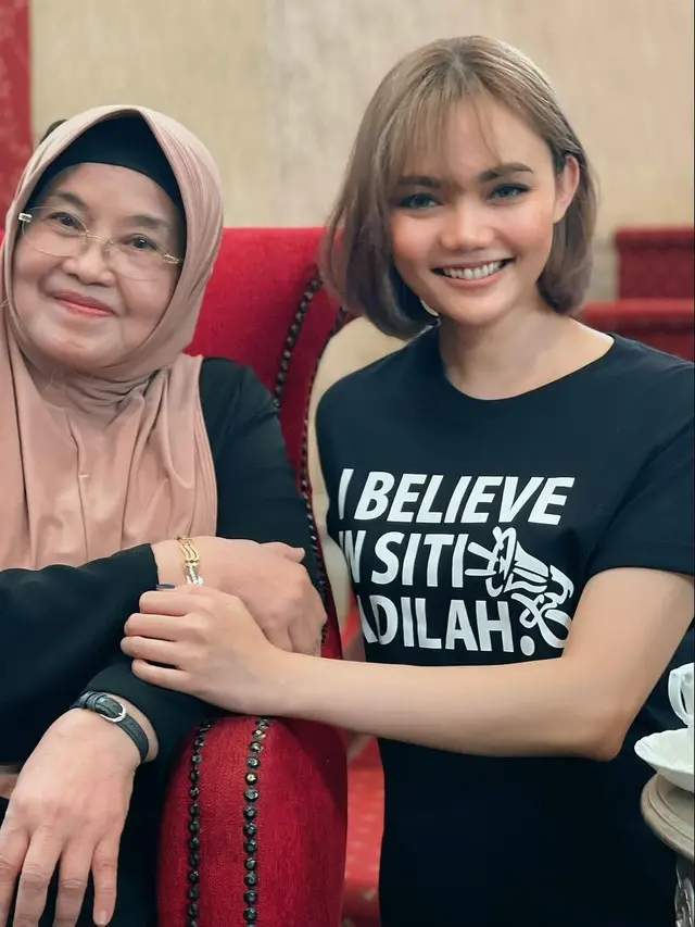 Kerap Tampil Unik, 6 Potret Gaya Rambut Rina Nose Ini Curi Perhatian