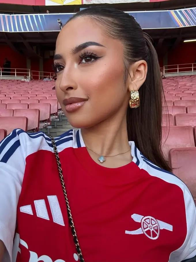 Potret Jennifer Coppen Tampil ala Latina Girl dengan Makeup Soft Glam saat Nonton Pertandingan Arsenal