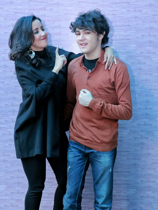 Andi Soraya memiliki dua orang anak dari pernikahan sebelumnya. Seperti dilansir Wikipedia, ia memiliki anak Shawn Adrian Khulafa dari pernikahannya dengan Ahmad Kurnia Wibawa dan Darren Starling dari Steve Emmanuel. (Adrian Putra/Bintang.com)