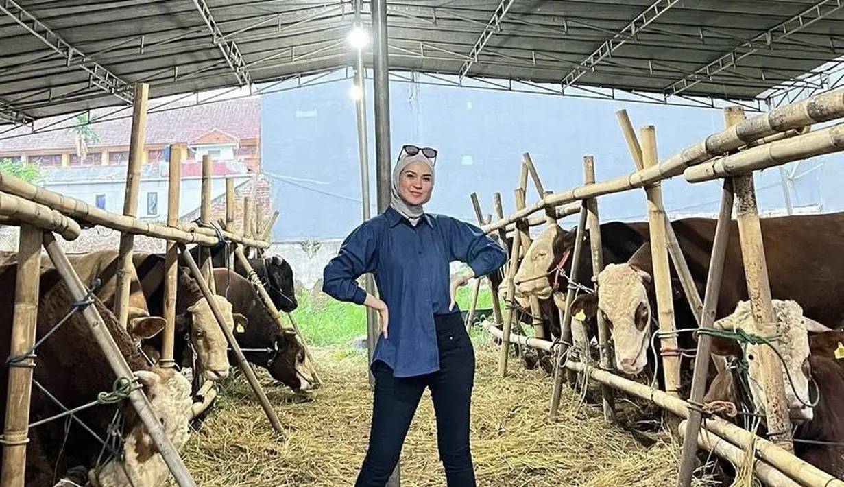 Delia vokalis Ecoutez pun tampil dengan kemeja biru dan celana hitamnya. Ia berfoto bersama hewan kurban bahkan Delia sendiri merupakan juragan sapi lho. @deliaseptianti