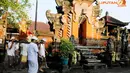 Perlengkapan sembahyang yang ada di pura dibawa untuk dipakai Upacara Melasti di Pantai Salira, Serang, Banten (Liputan6.com/Andrian M Tunay)