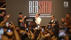 Wakil Ketua TKN, Rosan Perkasa Roeslani selaku alumni PL memberikan kaus BERBEDA tapi BERSATU kepada Capres petahana Jokowi pada acara Deklarasi Alumni Pangudi Luhur (PL) untuk Jokowi-Ma'ruf Amin di SCBD, Jakarta, Rabu (6/2). (Liputan6.com/HO/Jo)