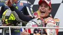 Salah satu ekspresi Marc Marquez saat merayakan kemenangan kesepuluhnya secara beruntun di ajang MotoGP 2014 di Sirkuit Indianapolis, AS, (10/8/2014). (REUTERS/Brent Smith)