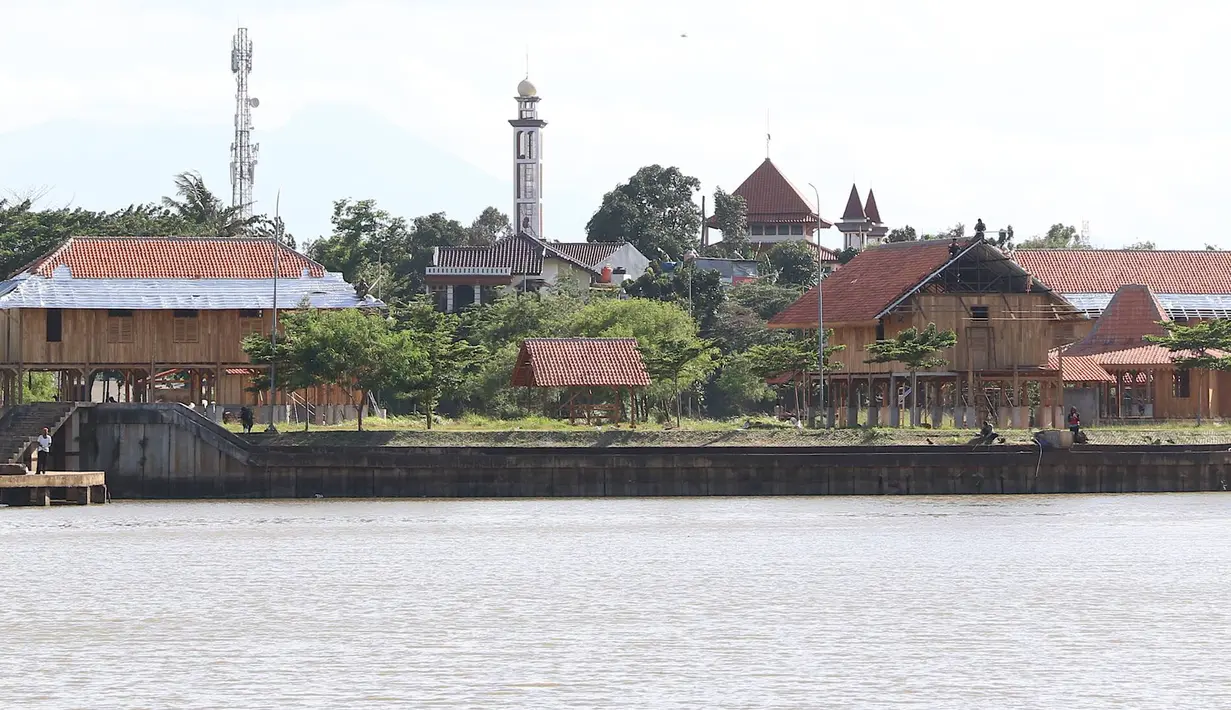 Pemandangan proyek pembangunan Perkampungan Budaya Betawi di tengah Setu Babakan, Jakarta, Kamis (3/1). Kawasan tersebut nantinya akan dihiasi dengan berbagai bangunan bertema Betawi. (Liputan6.com/Immanuel Antonius)