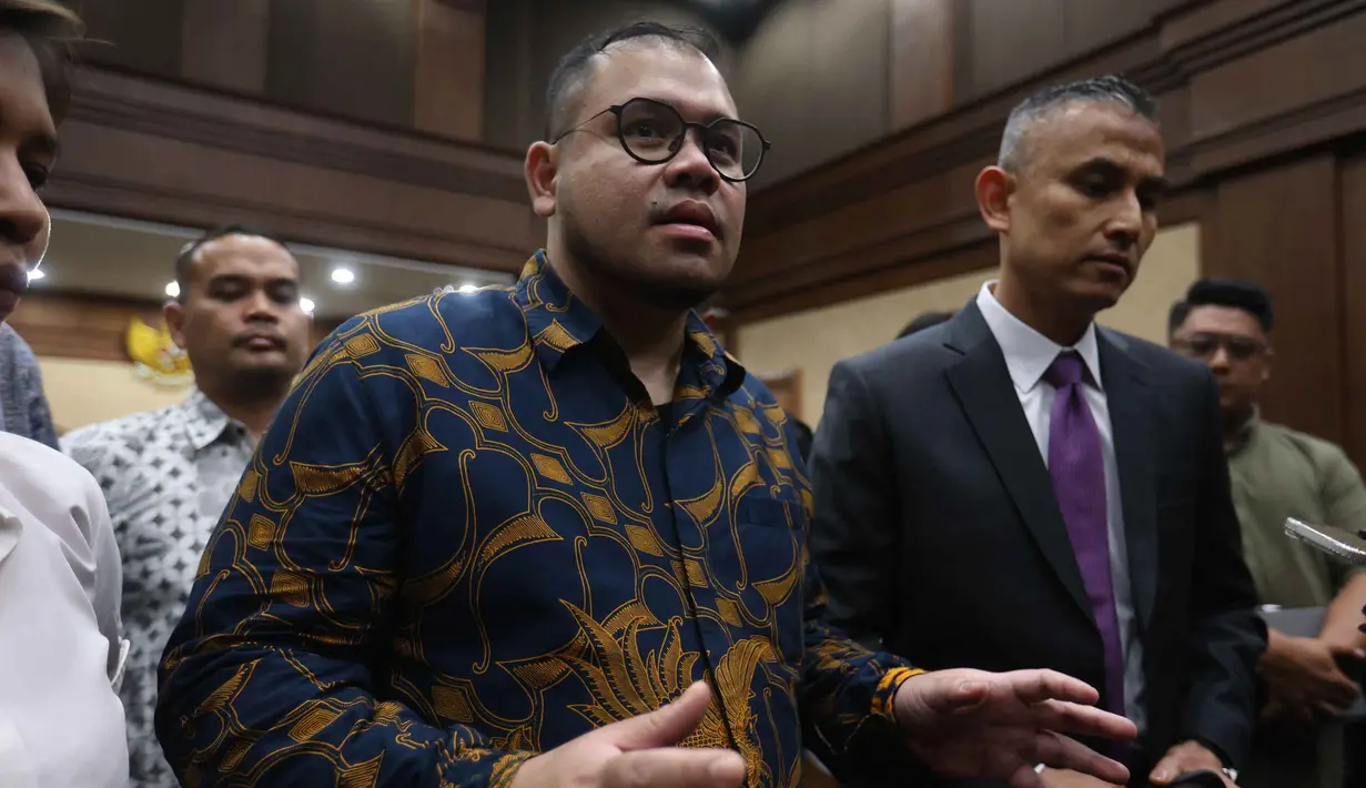 Vonis ini jauh lebih rendah dari tuntutan Jaksa Penuntut Umum (JPU) sebelumnya, yakni 15 tahun penjara. Tampak dalam foto, mantan konsultan teknologi Kementerian Pendidikan, Kebudayaan, Riset, dan Teknologi (Kemendikbudristek), Ibrahim Arief atau Ibam (kiri) usai mengikuti sidang pembacaan putusan di Pengadilan Negeri Jakarta Pusat, Selasa (12/5/2026). (Kapanlagi.com/Budy Santoso)