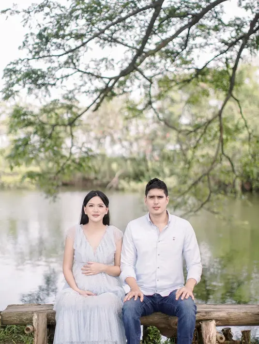 Sekilas, maternity shoot dari Marcel Chandrawinata bersama sang istri mengusung konsep klasik. Nuansa klasik serba hitam ini dipadukan dengan nuansa romantis dari ornamen chandelier.