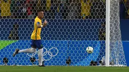 Neymar melakukan selebrasi usai membobol gawang Jerman lewat tendangan penalti saat final di Stadion Maracana, Rio de Janeiro, (21/8/2016) dini hari WIB. (AFP/Vanderlei Almeida)