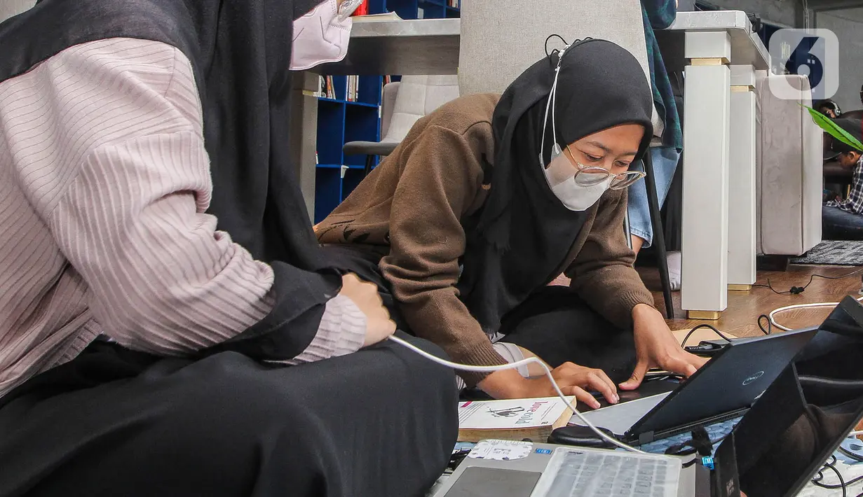 Buku-buku di taman literasi ini bisa diakses secara online terhubung dengan koleksi e-book guna meningkatkan minat membaca. (Liputan6.com/Johan Tallo)