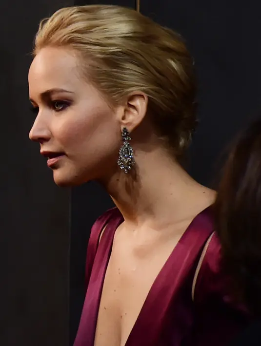 Aktris Jennifer Lawrence saat tiba untuk menghadiri pemutaran perdana "The Hunger Games : Mockingjay - Part 2" di Berlin, Jerman, Rabu (4/11). Malam itu, Jennifer memilih rambut pirangnya dicepol sederhana. (AFP PHOTO/JOHN MacDougall)