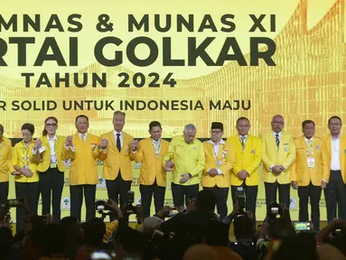 Plt Ketua Umum Partai Golkar Agus Gumiwang Kartasasmita (ketujuh kiri) bersama jajaran pengurus Dewan Pimpinan Pusat (DPP) Partai Golkar berfoto bersama saat pembukaan Rapat Pimpinan Nasional (Rapimnas) di Jakarta Convention Center, Selasa (20/8/2024). (merdeka.com/Arie Basuki)