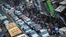 Selain karena jalan yang semakin menyempit. Para pengendara yang berhenti melihat pembongkaran ruko juga menjadi penyebab macetnya jalan di Jatinegara Barat, Jakarta Timur, Kamis (28/8/2014) (Liputan6.com/Faizal Fanani)
