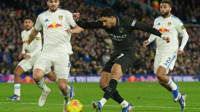 Pemain Manchester City Omar Marmoush melepaskan tembakan saat laga Premier League/Liga Inggris antara Leeds vs Man City