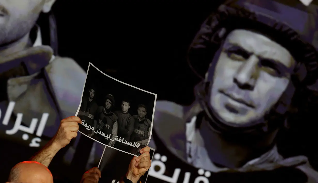 Kelompok kebebasan media mengutuk serangan Israel terhadap jurnalis yang disebut-sebut sebagai pelanggaran serius terhadap hukum humaniter internasional. Tampak dalam foto, Staf Al Jazeera mengadakan momen hening untuk menghormati lima rekan mereka yang tewas dalam serangan Israel semalam di Kota Gaza, di kantor pusat mereka di Doha pada 11 Agustus 2025. (Karim JAAFAR/AFP)