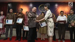 Ketua Umum PROPAMI (kiri) memberi piagam penghargan kepada Head of Protokol and Public Affairs Irnawati W Kahardja yang mewakili PT Surya Citra Media (SCM) Tbk dalam CSA Award 2019, Jakarta, Kamis (18/7/2019). SCM mendapat penghargaan CSA Award 2019 katagori growth stock. (Liputan6.com/Angga Yuniar)