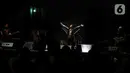 Band Rock Seurieus x Candil tampil beraksi pada Everblast Festival 2023 di Gambir Expo Kemayoran, Jakarta, Sabtu (4/3/2023). Candil tak kalah modis dengan berdandan ala rockstar sejati dengan kemeja bermotif harimau yang dirangkap dengan rompi hitam. (Liputan6.com/Herman Zakharia)