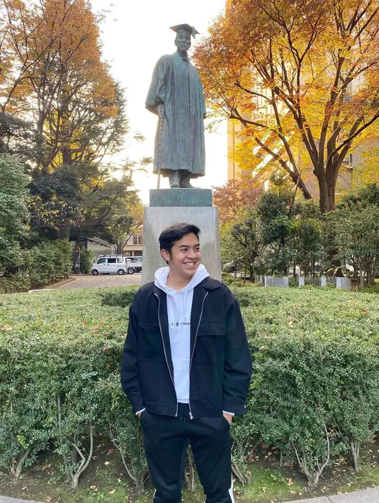 Atau kamu juga bisa menumpuk hoodie sebagai innerwear dengan double-breasted jacket yang memiliki ritsleting tengah. Seperti terlihat pada Jerome Polin di sini, ia memadunya kembali dengan jogger pants hitam dengan garis putih di bagian samping. Foto: Instagram.