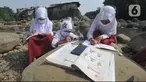 Siswa kelas 3 SDN II Roda Kota Bogor dan pendamping belajar kelompok secara daring di pinggir sungai Ciliwung, Kampung Kebon Jukut RT 01/10, Babakan Pasar, Kamis (6/8/2020). Belajar di pinggir sungai Ciliwung itu guna mendapatkan jaringan internet yang baik di masa pandemi. (merdeka.com/Arie Basuki)