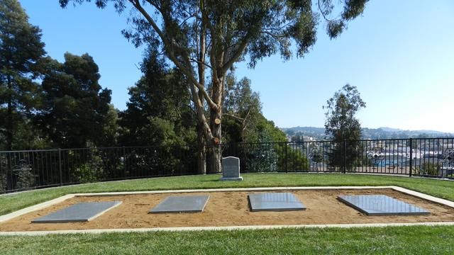 Kuburan beberapa korban anonim dari tragedi Jonestown yang dipulangkan dan dimakamkan di Oakland California (Wikimedia Commons)