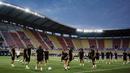 Para pemain Real Madrid saat latihan jelang laga Piala Super Eropa di Stadion National Arena Filip II, Skpje, Senin (7/8/2017). Real Madrid akan bertanding melawan Manchester United. (AFP/Dimitar Dilkoff)