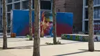 Mural bergambar wajah bintang Barcelona, Lionel Messi, menghiasi sebuah sudut tembok di Barcelona, Catalonia, Sabtu (17/6/2017). (AFP/Josep Lago)