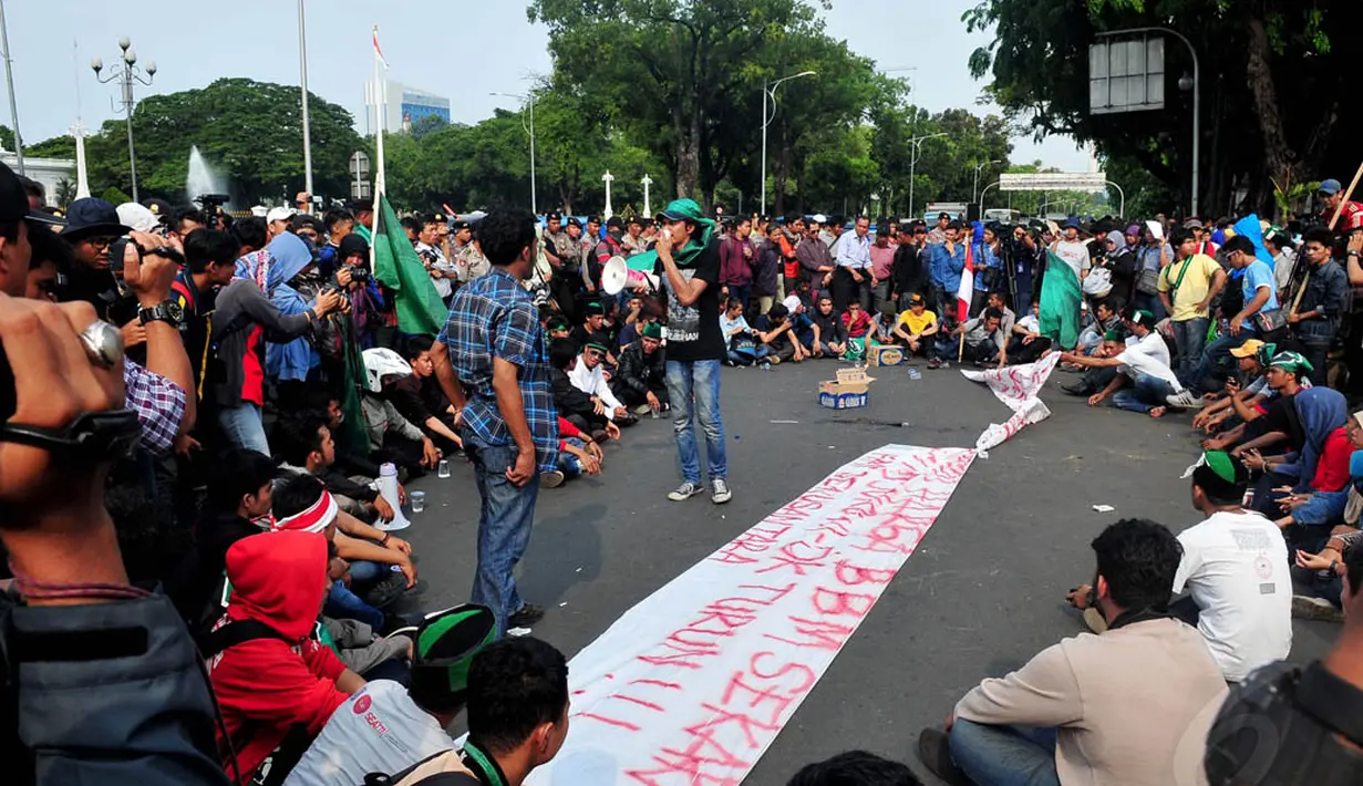 Unjuk rasa tersebut dilakukan dengan membuat lingkaran dan border diri di badan jalan, Jakarta, Rabu (19/11/2014). (Liputan6.com/Johan Tallo)