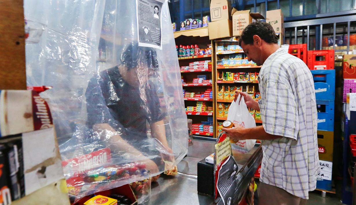 Foto Tangkal Corona Pekerja Supermarket Ini Pasang Pembatas Plastik Global Liputan6 Com