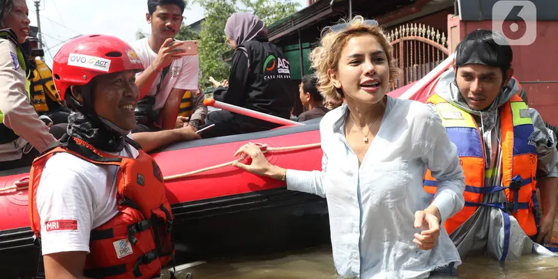 Gaya Nikita Mirzani Saat Terjang Banjir di Ciledug Indah