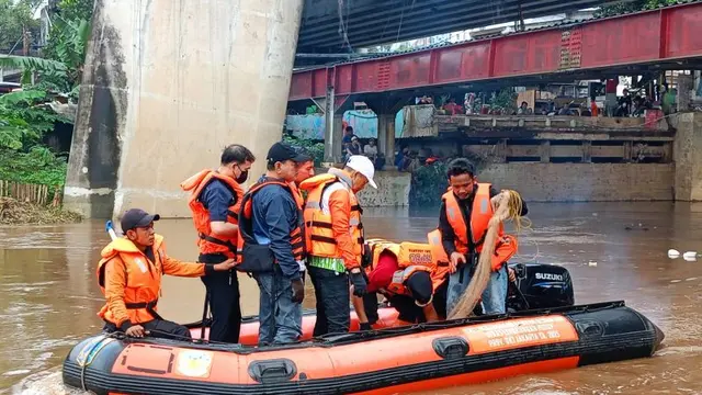 Pemerintah Kota Jakarta Timur menggelar operasi penangkapan ikan sapu-sapu secara serentak di Dermaga Eco Eduwisata Ciliwung, Cililitan, Kramat Jati, Jakarta Timur, Jumat (17/4/2026) (Antara)