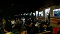 KRL jurusan Tanah Abang menuju Maja, berhenti mendadak akibat patah suspensi. Sementara itu, para sopir Kopaja mogok beroperasi.
