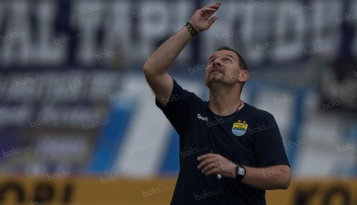 Pelatih Persib, Dejan Antonic saat tiba di Stadion Si Jalak Harupat langsung menuju ke tengah lapangan dan berdoa. (Bola.com/Vitalis Yogi Trisna)