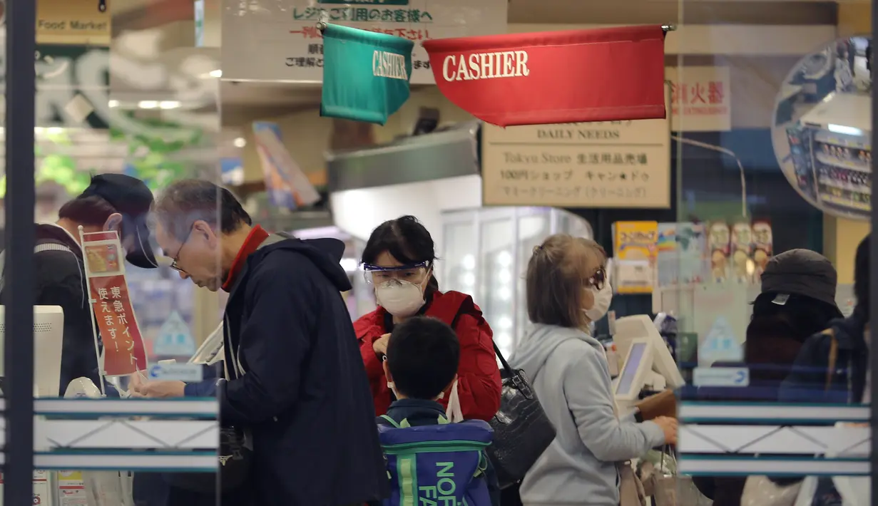 Pelanggan mengantre untuk melakukan pembayaran di sebuah supermarket di Shinagawa-ku di Tokyo, Jepang (8/4/2020). Tidak seperti biasanya, kota-kota besar di Jepang, termasuk ibu kota Tokyo, tampak sepi dengan banyak toko tutup dan hanya sedikit orang berada di jalanan pada Rabu (8/4). (Xinhua/Du Xia