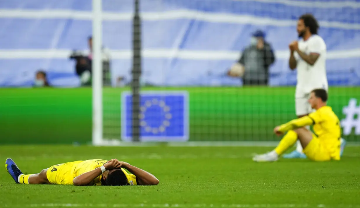 Reaksi para pemain Chelsea usai laga melawan Real Madrid pada pertandingan leg kedua perempat final Liga Champions di Stadion Santiago Bernabeu, Madrid, Spanyol, 12 April 2022. Real Madrid kalah 2-3. (AP Photo/Manu Fernandez)