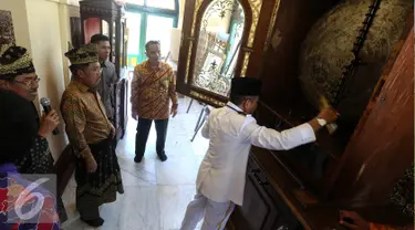 Wakil Presiden Jusuf Kalla melihat Komet yang hanya ada 2 didunia di Istana Siak Sri Indrapura, Riau, Jumat (22/7). Puncak Hari Lingkungan Hidup Sedunia Tingkat Nasional 2016 ini mengangkat tema "Go Wild for Life". (Liputan6.com/Faizal Fanani)
