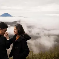 Diketahui, Gritte Agatha dan kekasih telah berpacaran selama 9 tahun. Keduanya pun merayakan hari jadi tersebut dengan liburan Bromo, Jawa Timur. Keduanya tampak mesra di berbagai kesempatan. (Liputan6.com/IG/@gritteagathaa)